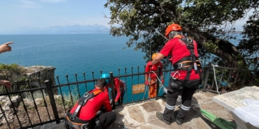 antalyada-40-metrelik-falezlerde-temizlik-operasyonu-F9AjpHxf.jpg