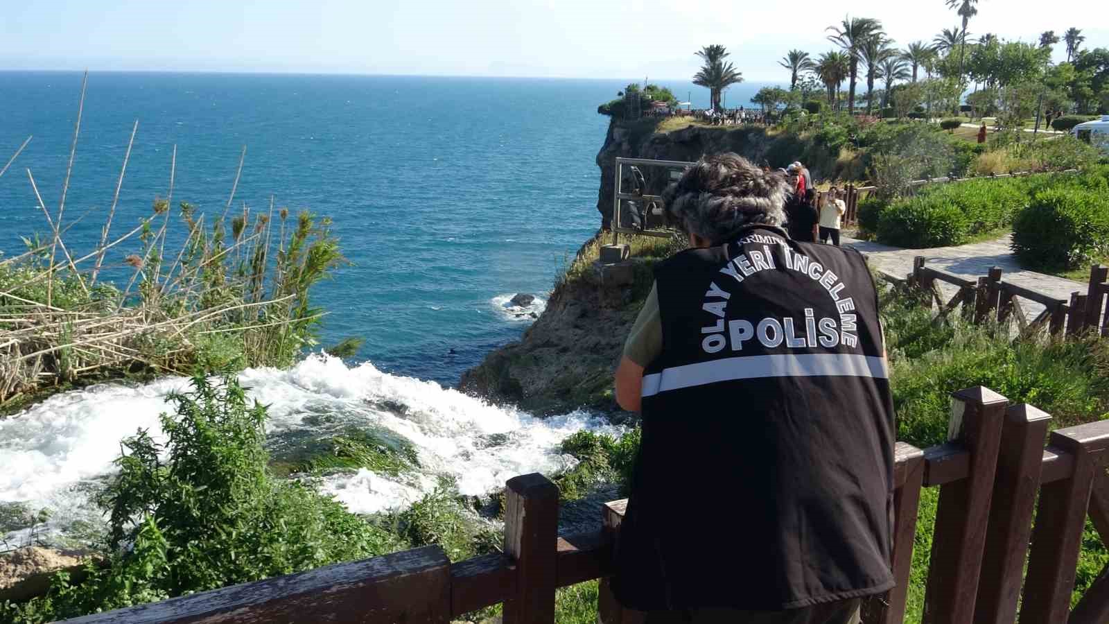 antalyada 40 metrelik falezlerden dusen sahis hayatini kaybetti 1 6A53Mmz4