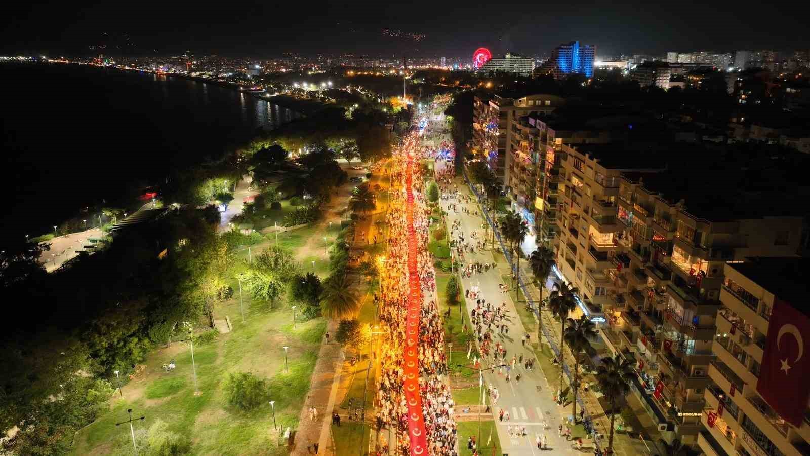 antalyada 400 metrelik dev bayrakla cumhuriyet coskusu fener alayina yuzlerce kisi katildi 1 4t7vPSiM