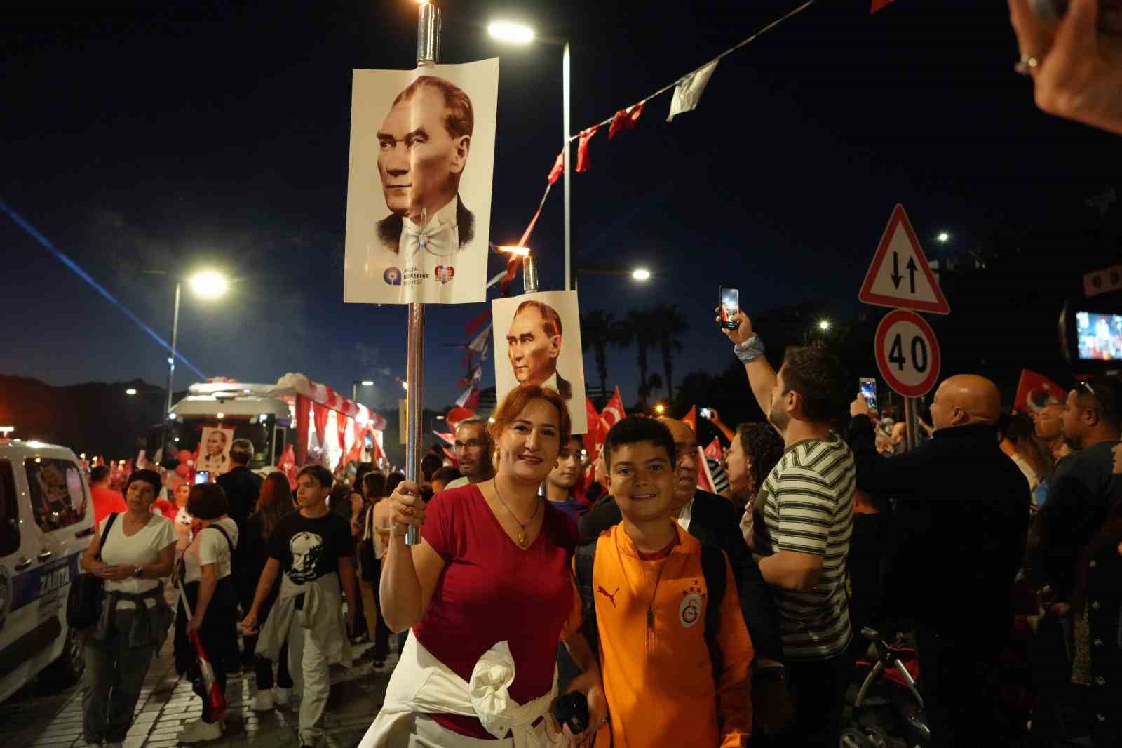 antalyada 400 metrelik dev bayrakla cumhuriyet coskusu fener alayina yuzlerce kisi katildi 10 HcgFPavm
