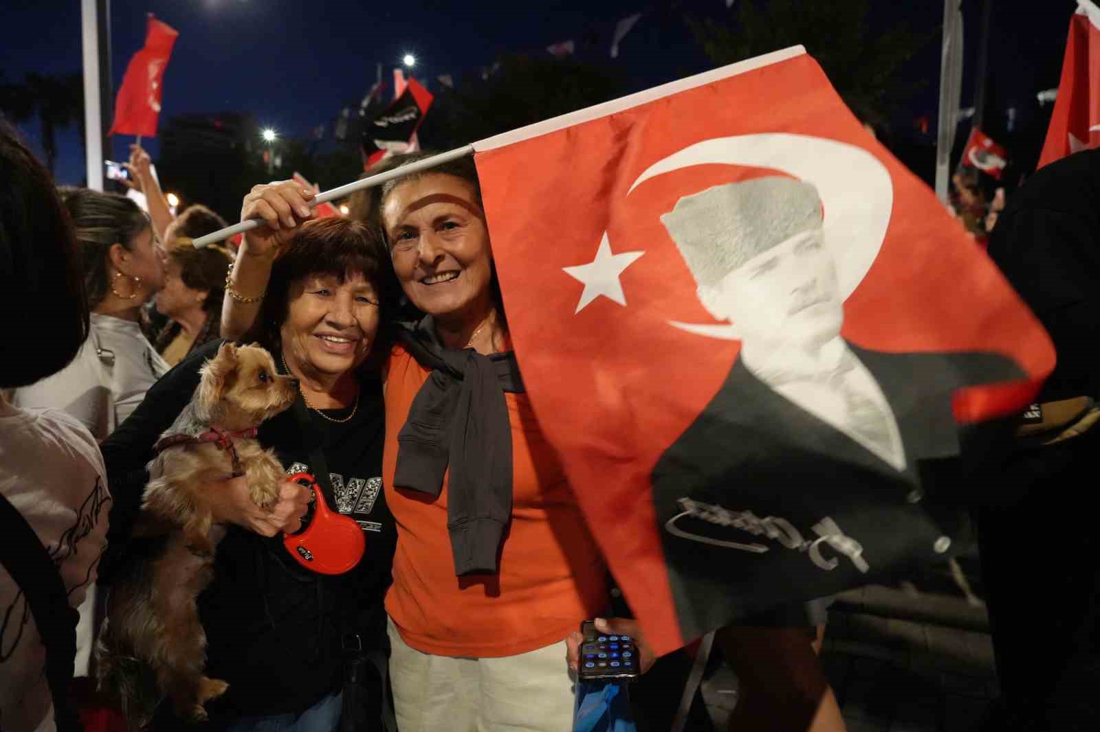 antalyada 400 metrelik dev bayrakla cumhuriyet coskusu fener alayina yuzlerce kisi katildi 11 r1tH1pJa