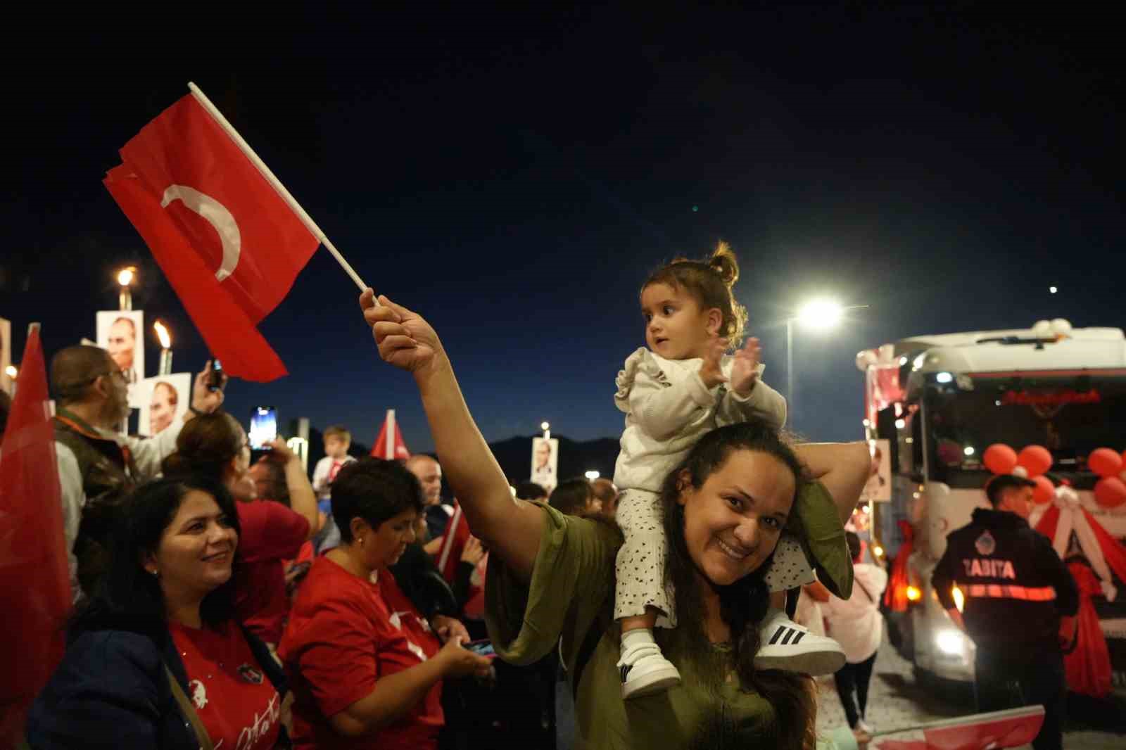 antalyada 400 metrelik dev bayrakla cumhuriyet coskusu fener alayina yuzlerce kisi katildi 12 4GPZkJb6