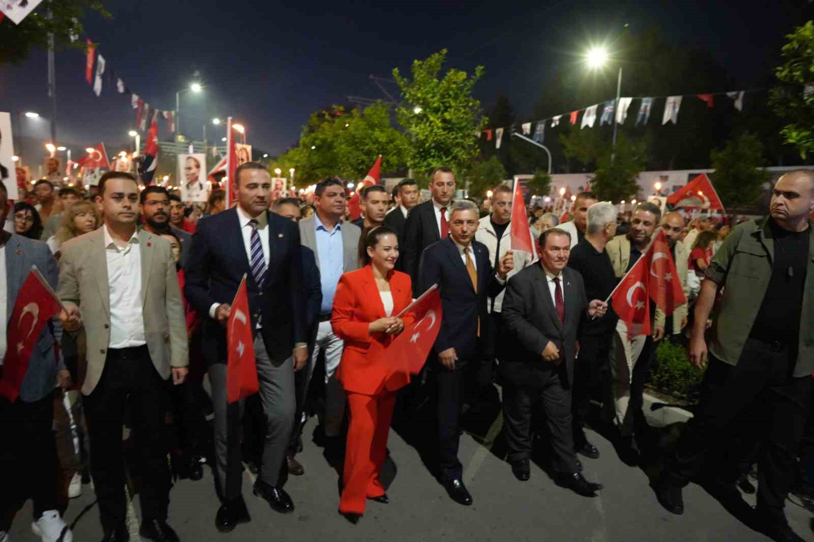 antalyada 400 metrelik dev bayrakla cumhuriyet coskusu fener alayina yuzlerce kisi katildi 13