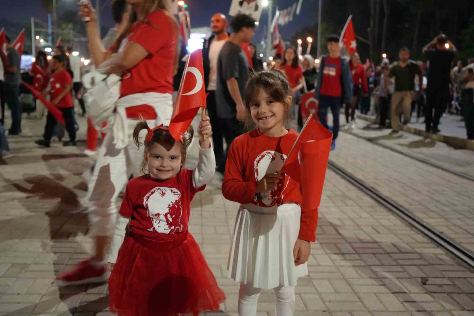 antalyada 400 metrelik dev bayrakla cumhuriyet coskusu fener alayina yuzlerce kisi katildi 15 Q362hsbi