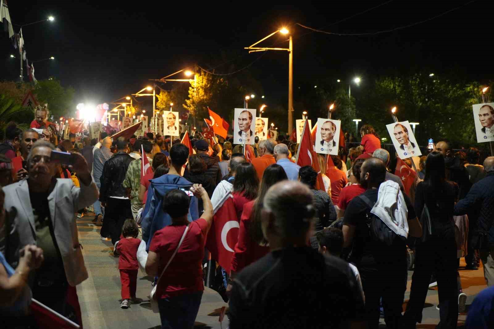 antalyada 400 metrelik dev bayrakla cumhuriyet coskusu fener alayina yuzlerce kisi katildi 17