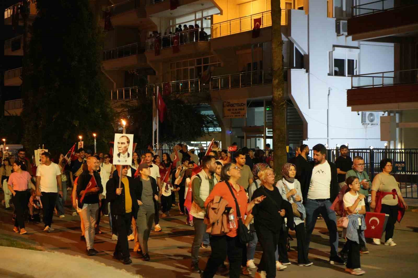 antalyada 400 metrelik dev bayrakla cumhuriyet coskusu fener alayina yuzlerce kisi katildi 18