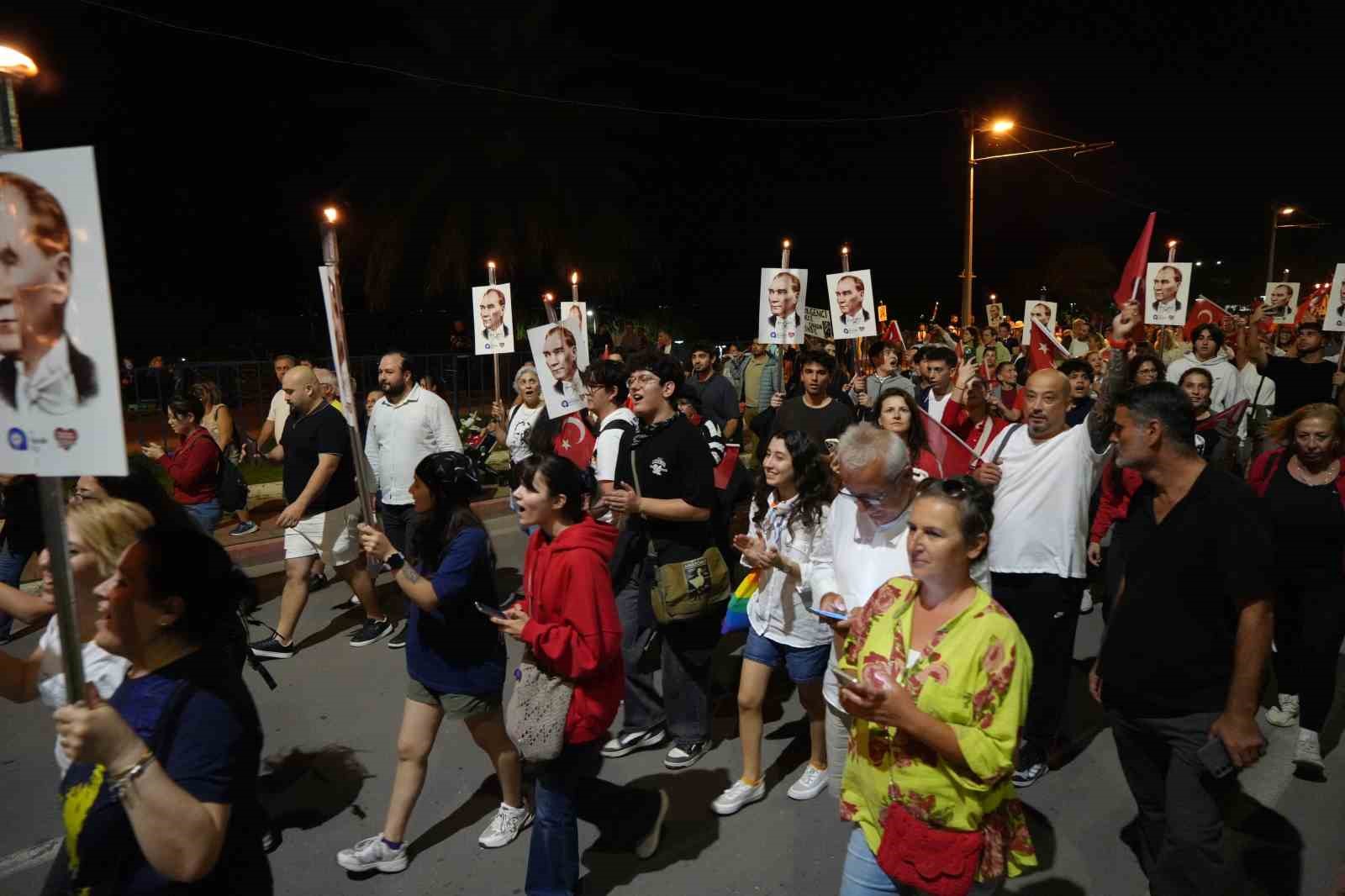 antalyada 400 metrelik dev bayrakla cumhuriyet coskusu fener alayina yuzlerce kisi katildi 19