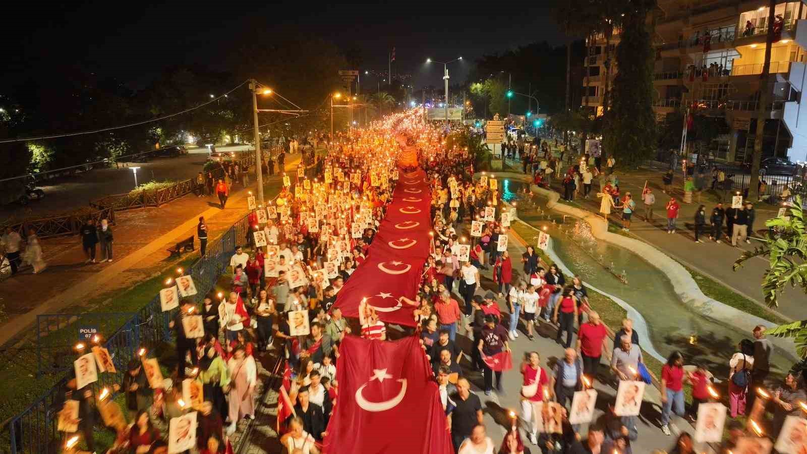 antalyada 400 metrelik dev bayrakla cumhuriyet coskusu fener alayina yuzlerce kisi katildi 2 4yiyezWy