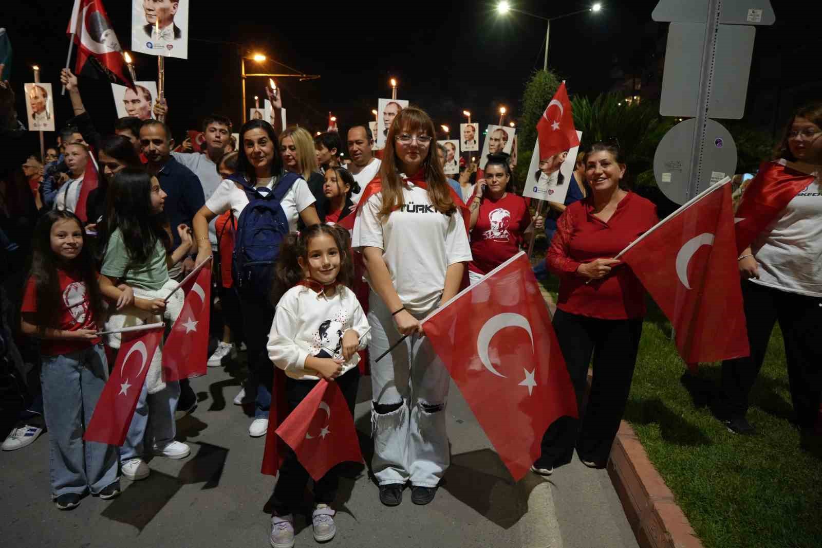 antalyada 400 metrelik dev bayrakla cumhuriyet coskusu fener alayina yuzlerce kisi katildi 20 JFCRNl2P