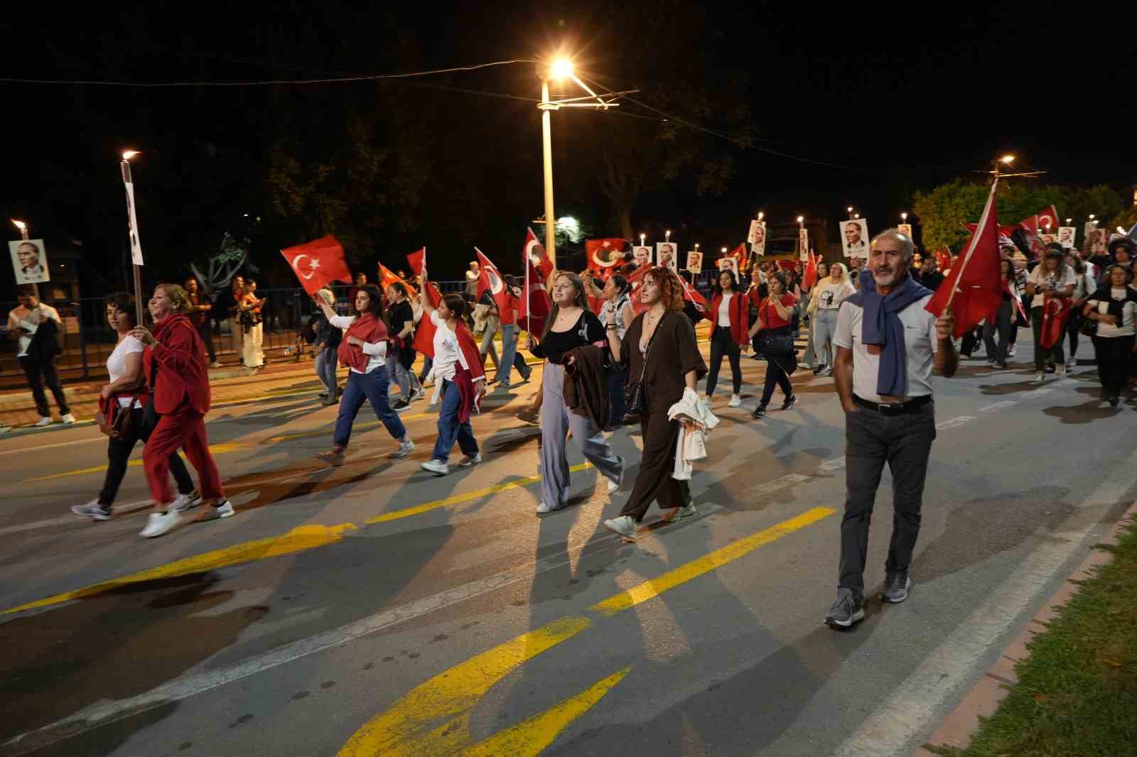antalyada 400 metrelik dev bayrakla cumhuriyet coskusu fener alayina yuzlerce kisi katildi 21