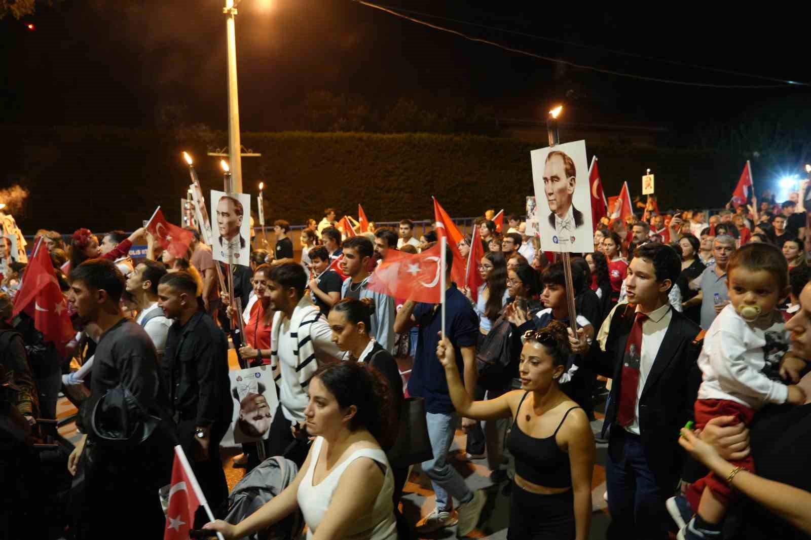 antalyada 400 metrelik dev bayrakla cumhuriyet coskusu fener alayina yuzlerce kisi katildi 22 lfT6cXWI