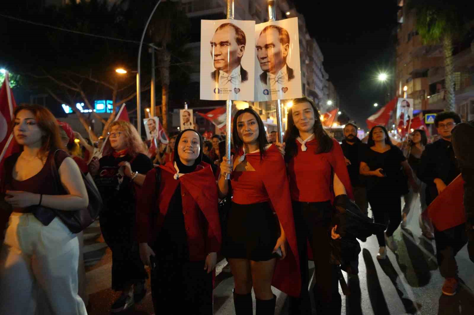 antalyada 400 metrelik dev bayrakla cumhuriyet coskusu fener alayina yuzlerce kisi katildi 24