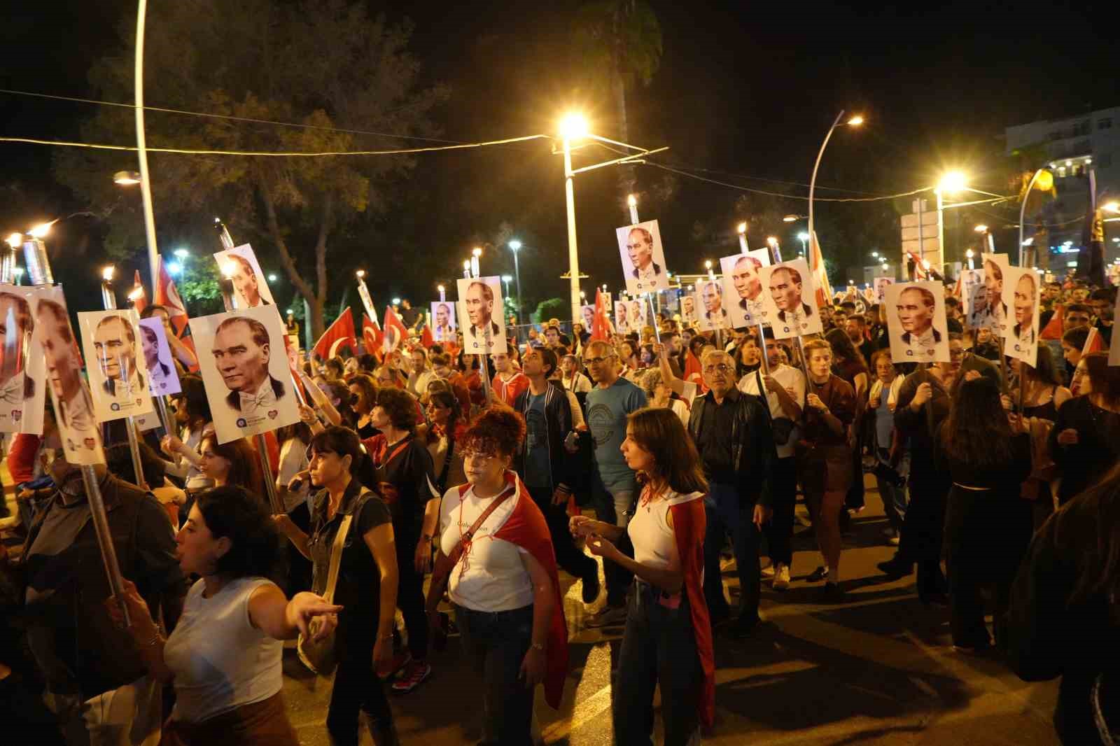 antalyada 400 metrelik dev bayrakla cumhuriyet coskusu fener alayina yuzlerce kisi katildi 25 7pebR6Pj