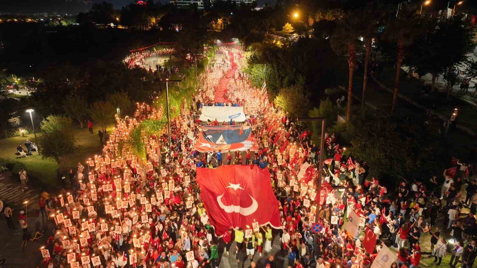 antalyada 400 metrelik dev bayrakla cumhuriyet coskusu fener alayina yuzlerce kisi katildi 3 fWN7jTai