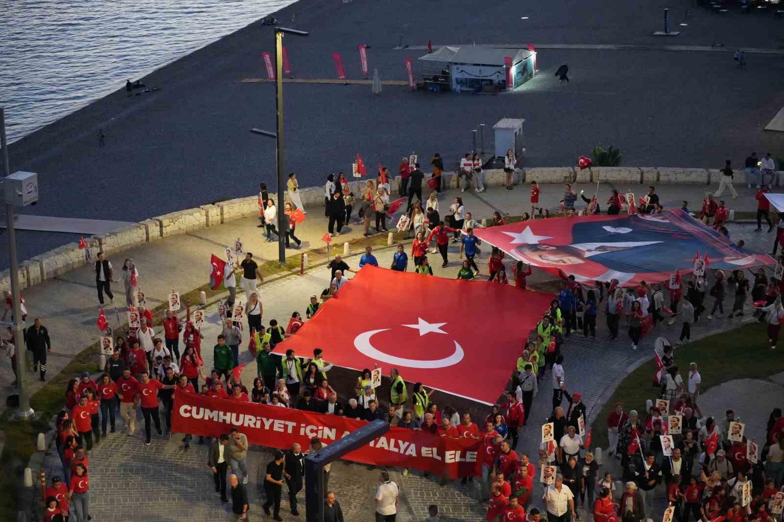antalyada 400 metrelik dev bayrakla cumhuriyet coskusu fener alayina yuzlerce kisi katildi 4