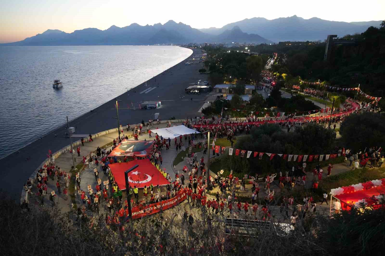 antalyada 400 metrelik dev bayrakla cumhuriyet coskusu fener alayina yuzlerce kisi katildi 5 iSiMGKTK