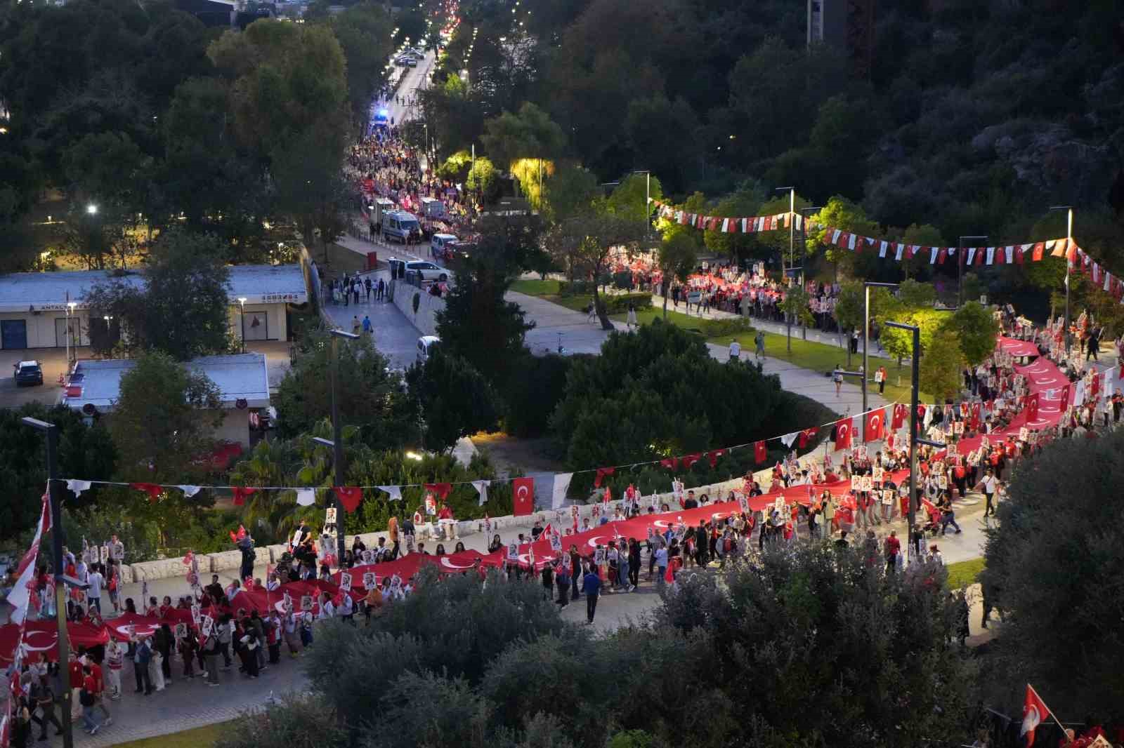 antalyada 400 metrelik dev bayrakla cumhuriyet coskusu fener alayina yuzlerce kisi katildi 6 PN4cermX