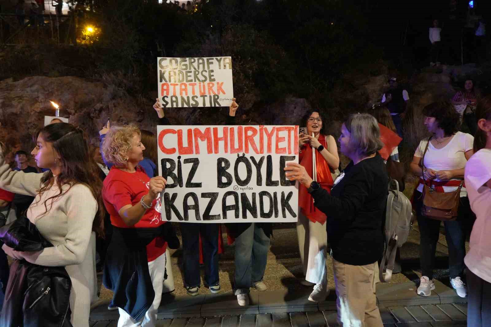antalyada 400 metrelik dev bayrakla cumhuriyet coskusu fener alayina yuzlerce kisi katildi 7