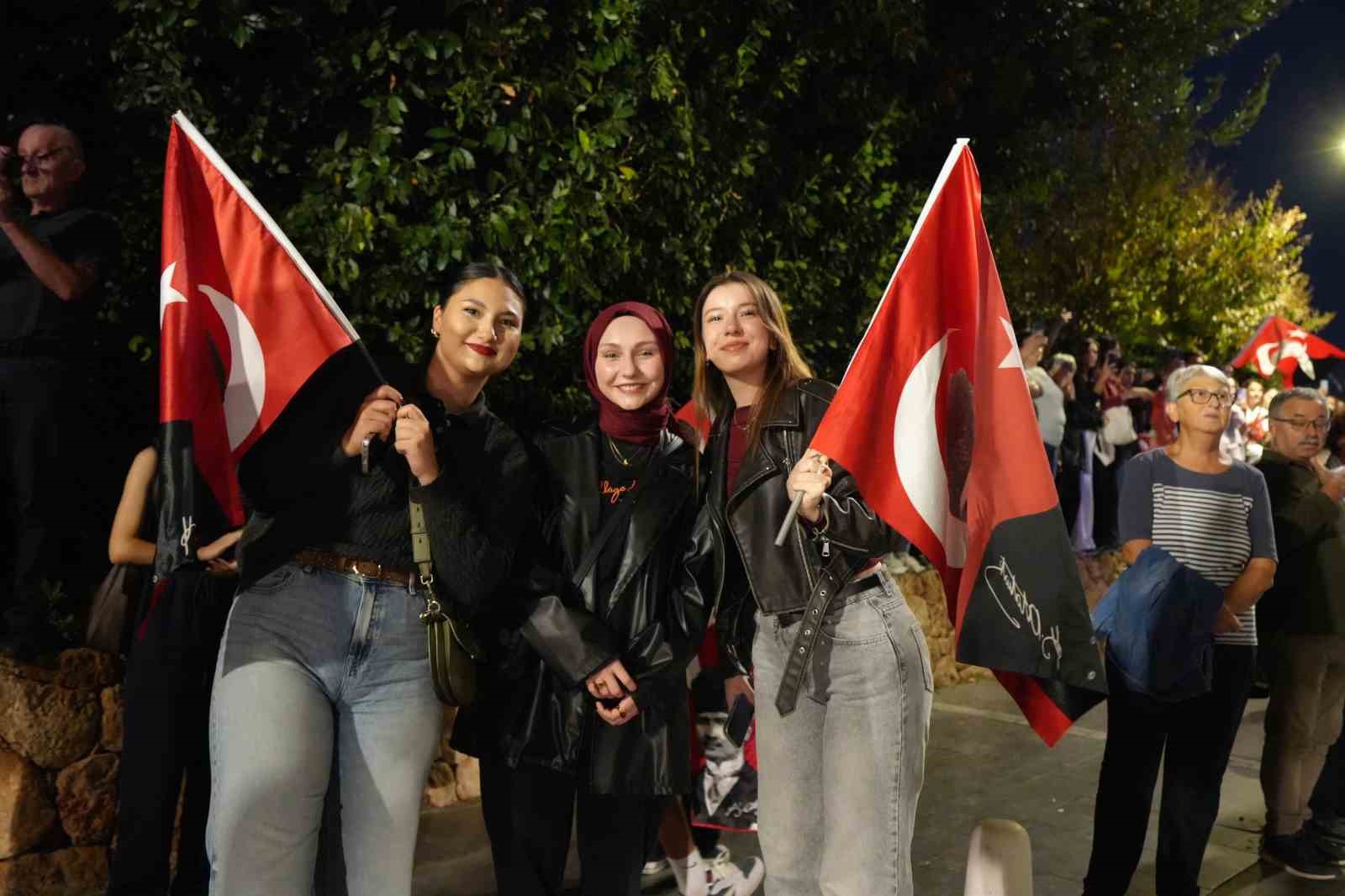 antalyada 400 metrelik dev bayrakla cumhuriyet coskusu fener alayina yuzlerce kisi katildi 8 zsI6bI8n