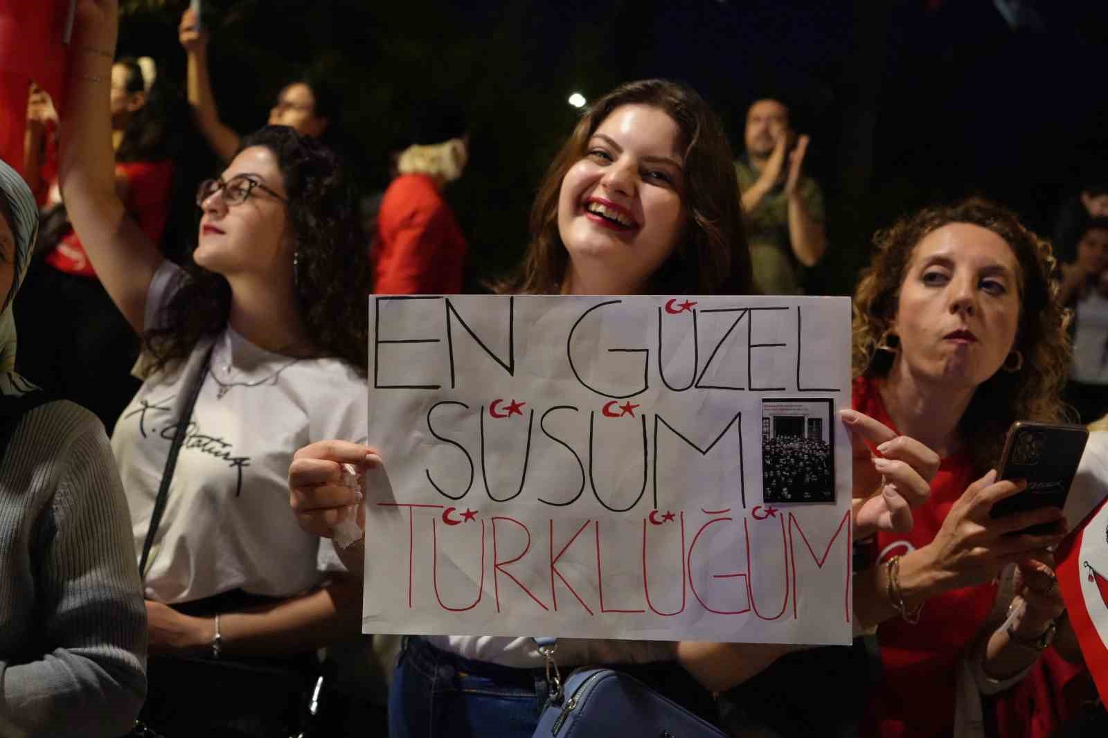 antalyada 400 metrelik dev bayrakla cumhuriyet coskusu fener alayina yuzlerce kisi katildi 9 UUy1jKOg