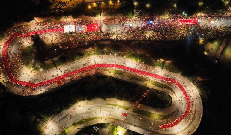 antalyada-400-metrelik-dev-bayrakla-cumhuriyet-coskusu-fener-alayina-yuzlerce-kisi-katildi-FtTLESAZ.jpg