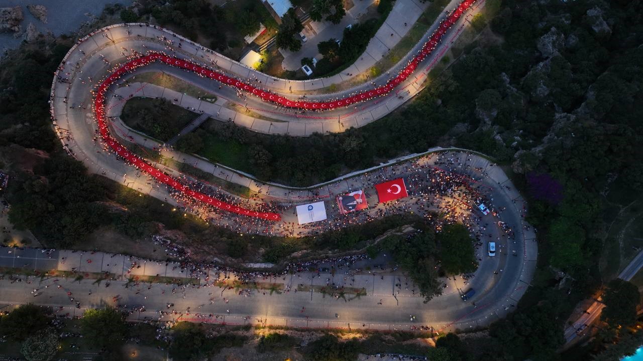 antalyada 400 metrelik turk bayragiyla fener alayi 1 YMfFdnh4