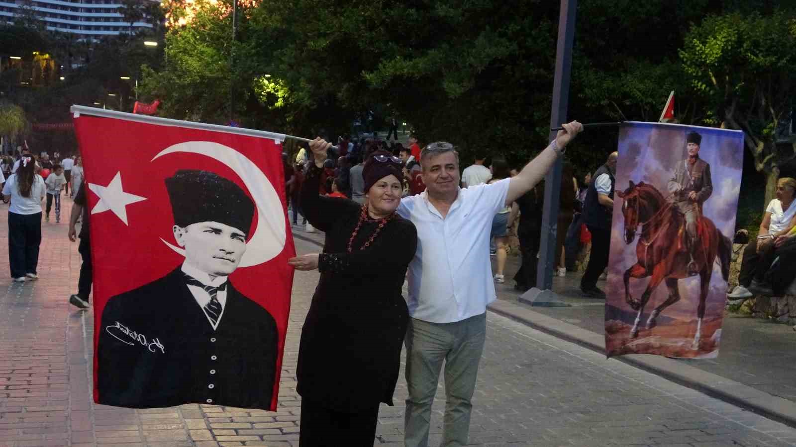 antalyada 400 metrelik turk bayragiyla fener alayi 10 kTNa9Kd9