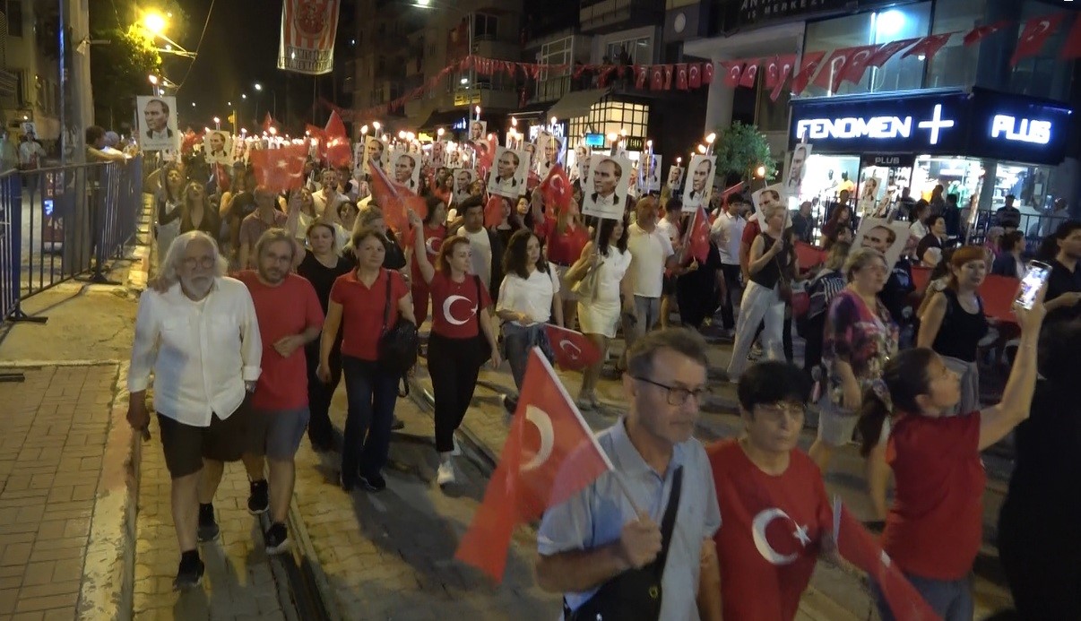 antalyada 400 metrelik turk bayragiyla fener alayi 12 bKTNUWFS