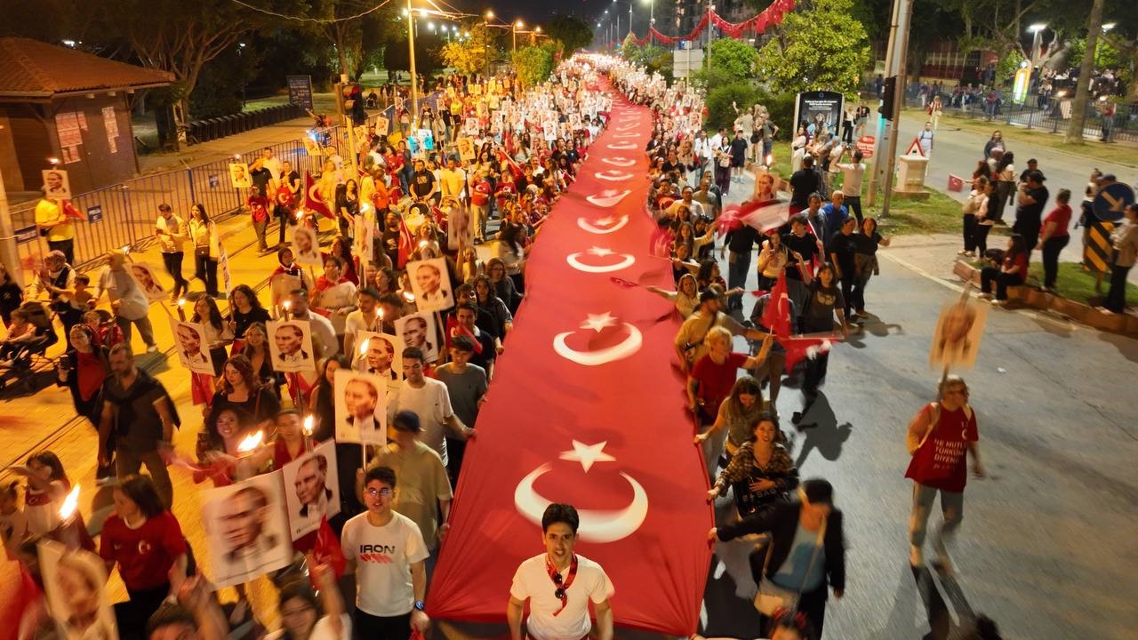 antalyada 400 metrelik turk bayragiyla fener alayi 2 Ji7T7t5Q
