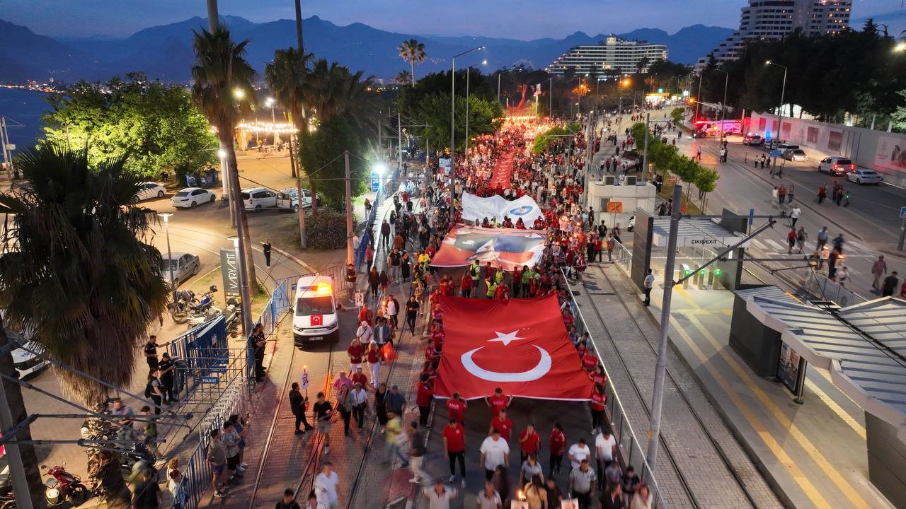 antalyada 400 metrelik turk bayragiyla fener alayi 4 7MLs13lF