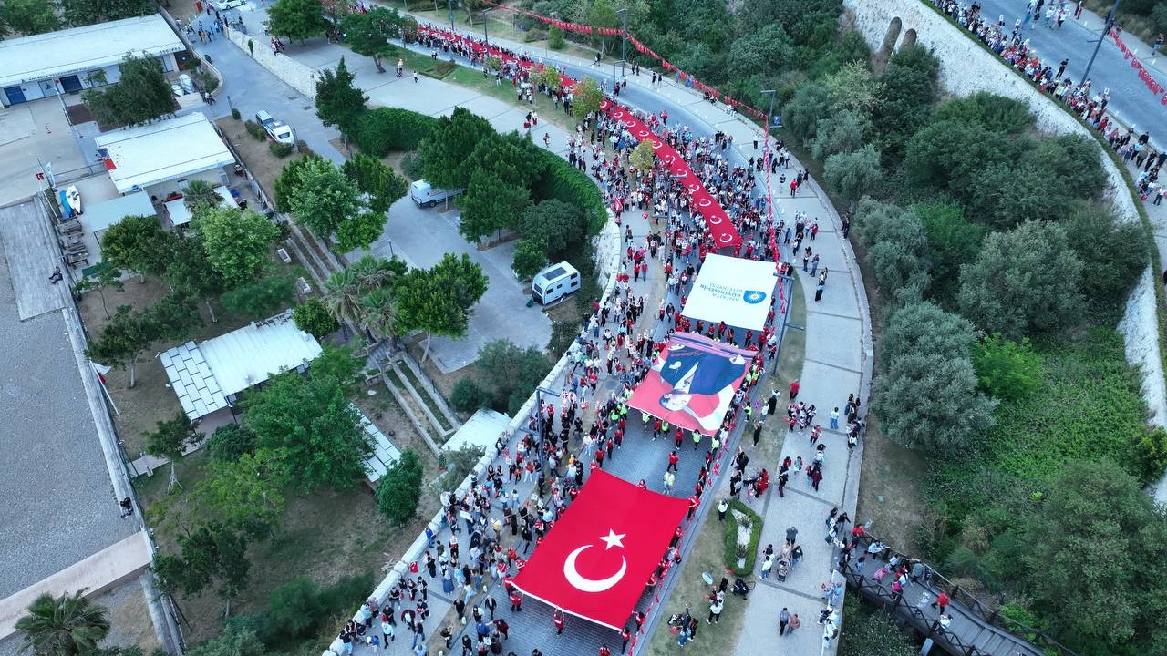 antalyada 400 metrelik turk bayragiyla fener alayi 6 4ZaEiwzJ
