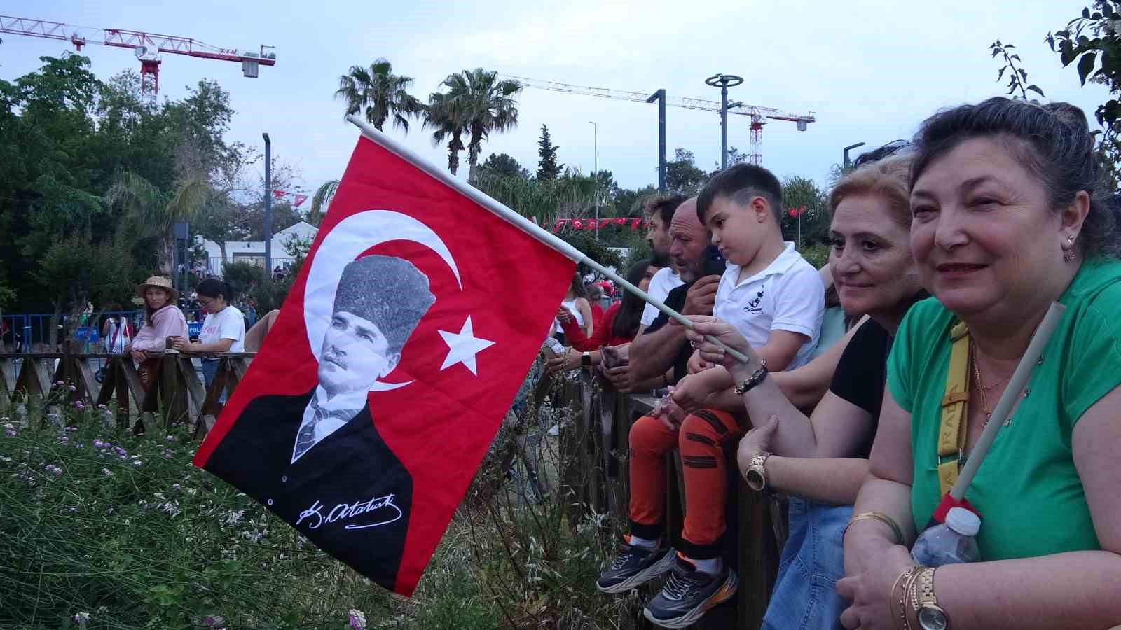 antalyada 400 metrelik turk bayragiyla fener alayi 7 vsmdh53c