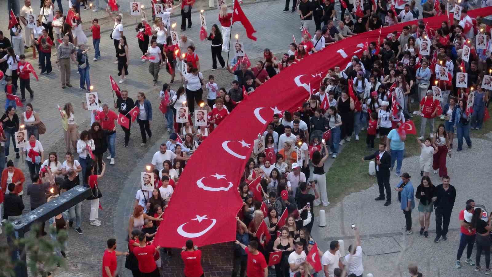 antalyada 400 metrelik turk bayragiyla fener alayi 9 Y9TDgy82