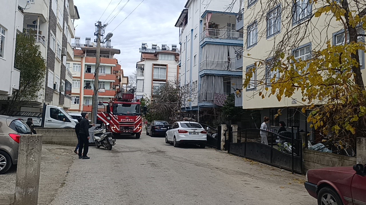 antalyada 5 katli apartmanin cati katinda korkutan yangin 2