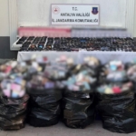 antalyada-5-milyon-liraya-yakin-kacak-gozluk-ve-parfum-operasyonu-BL9S476C.jpg