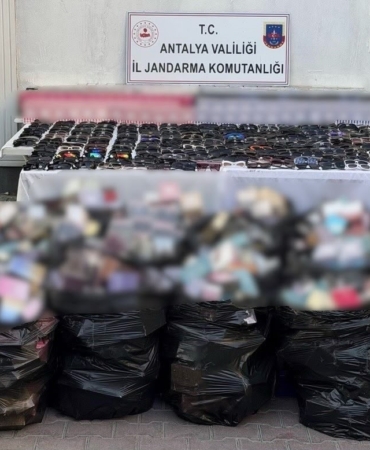 antalyada-5-milyon-liraya-yakin-kacak-gozluk-ve-parfum-operasyonu-BL9S476C.jpg