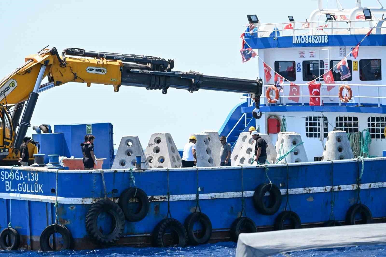 antalyada 50 yapay resif denize indirildi 1