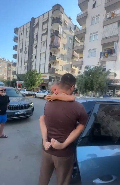 antalyada 7 yasindaki ogrencinin ogretmeniyle kavusma ani yurekleri isitti 1 4AIB78Mm