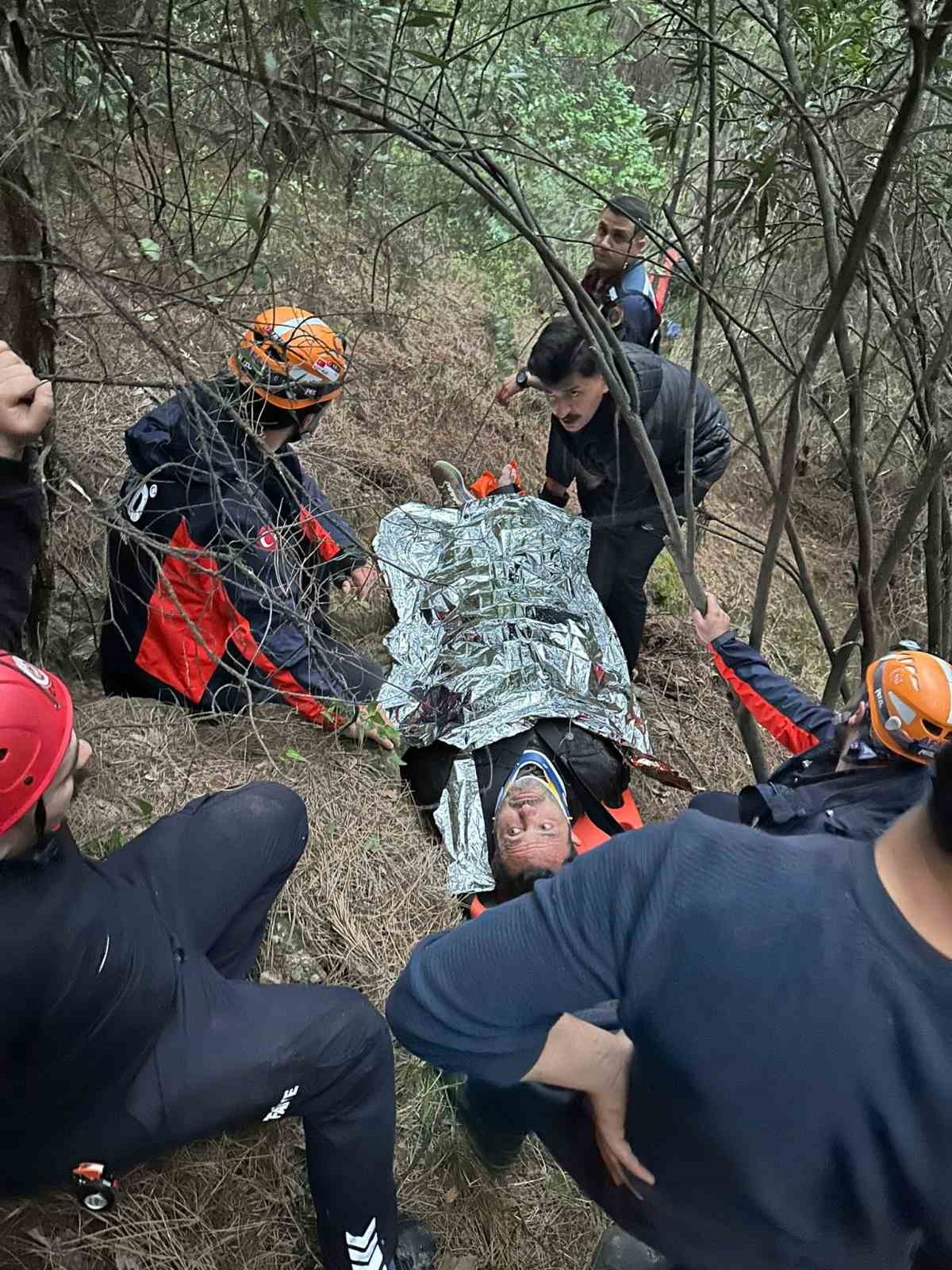 antalyada 80 metrelik ucuruma yuvarlanan adam yarali olarak kurtarildi 4 5trpkRai