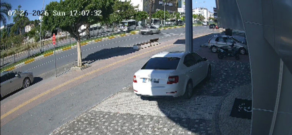 Antalya’da ani manevra kazayı beraberinde getirdi: 3 yaralı 4 antalyada ani manevra kazayi beraberinde getirdi 3 yarali 0 tlM6aX3w