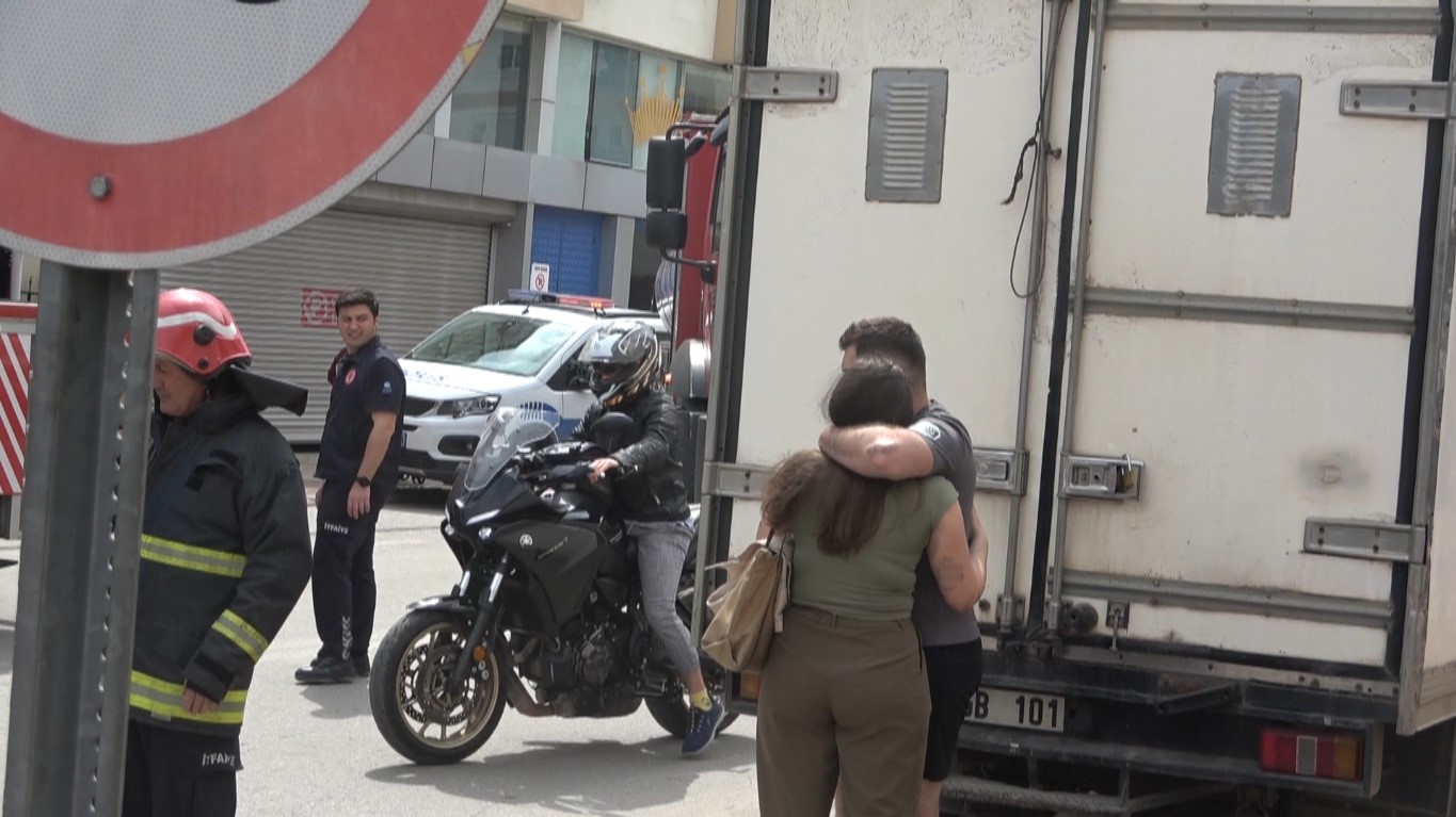 Antalya’da apartman dairesindeki yangın korkuttu: 5 kişi tedbir amaçlı hastaneye götürüldü 9 antalyada apartman dairesindeki yangin korkuttu 5 kisi tedbir amacli hastaneye goturuldu 5 1X5Z5gZX