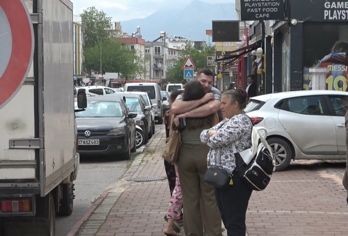 Antalya’da apartman dairesindeki yangın korkuttu: 5 kişi tedbir amaçlı hastaneye götürüldü 10 antalyada apartman dairesindeki yangin korkuttu 5 kisi tedbir amacli hastaneye goturuldu 6 Y125OTH4