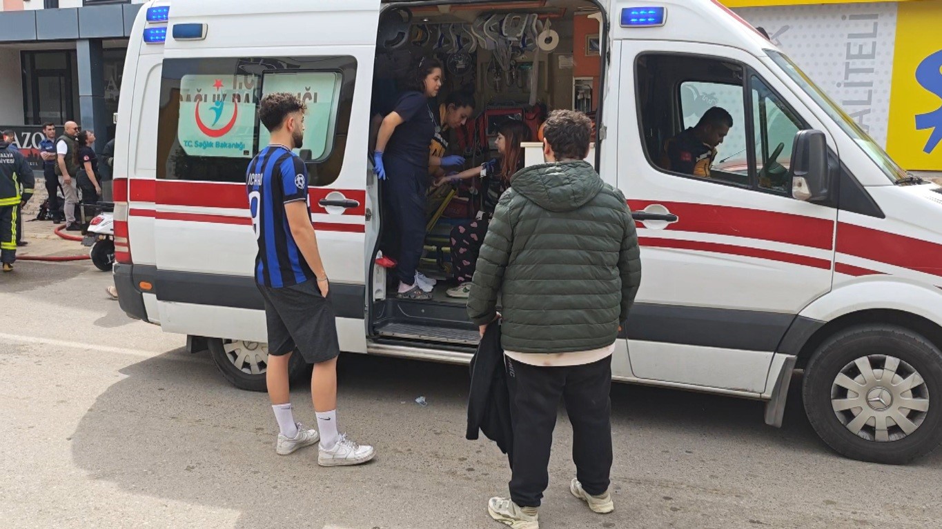 Antalya’da apartman dairesindeki yangın korkuttu: 5 kişi tedbir amaçlı hastaneye götürüldü 11 antalyada apartman dairesindeki yangin korkuttu 5 kisi tedbir amacli hastaneye goturuldu 7 2GpVa8lk