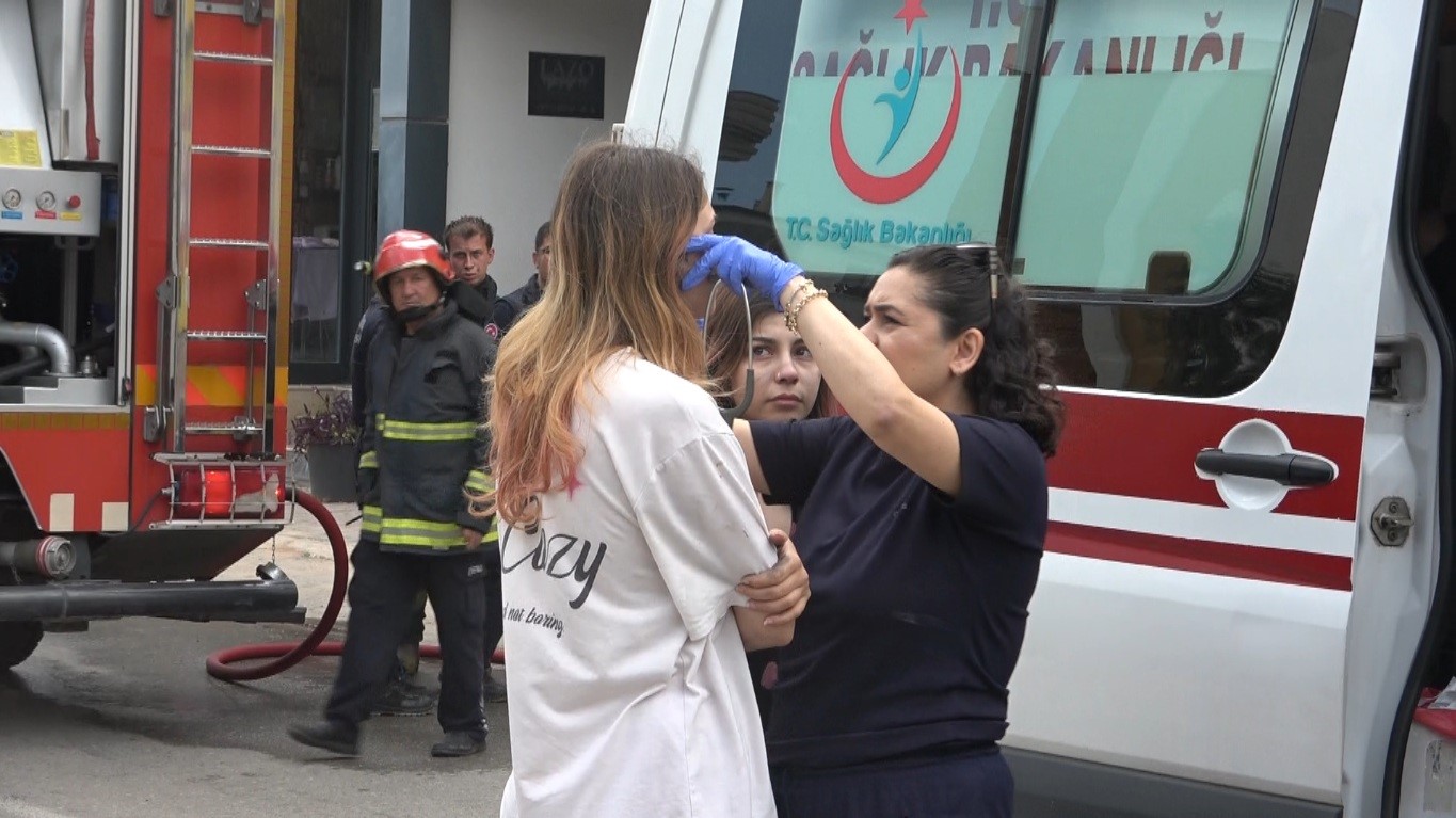 Antalya’da apartman dairesindeki yangın korkuttu: 5 kişi tedbir amaçlı hastaneye götürüldü 12 antalyada apartman dairesindeki yangin korkuttu 5 kisi tedbir amacli hastaneye goturuldu 8 OTvMi1k9