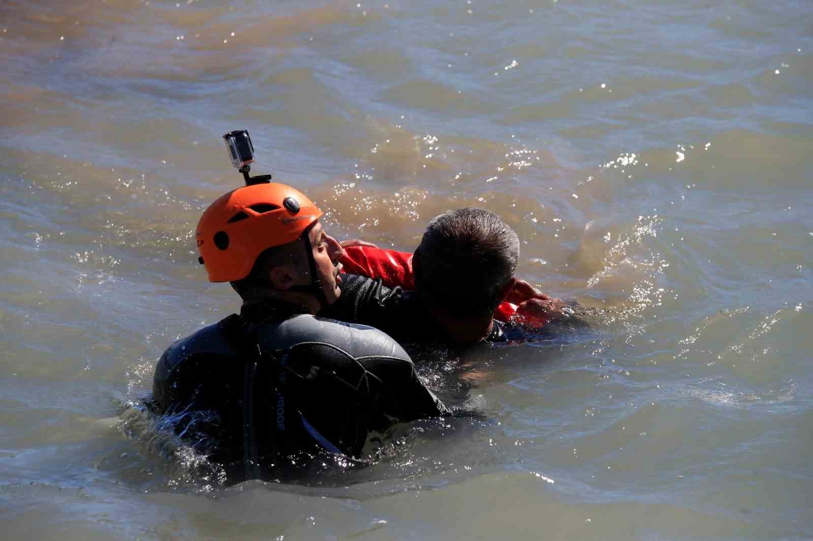 antalyada arkadaslarina kizan belediye calisaninin eylemine can simitli mudahale 2 DvdJvwVu