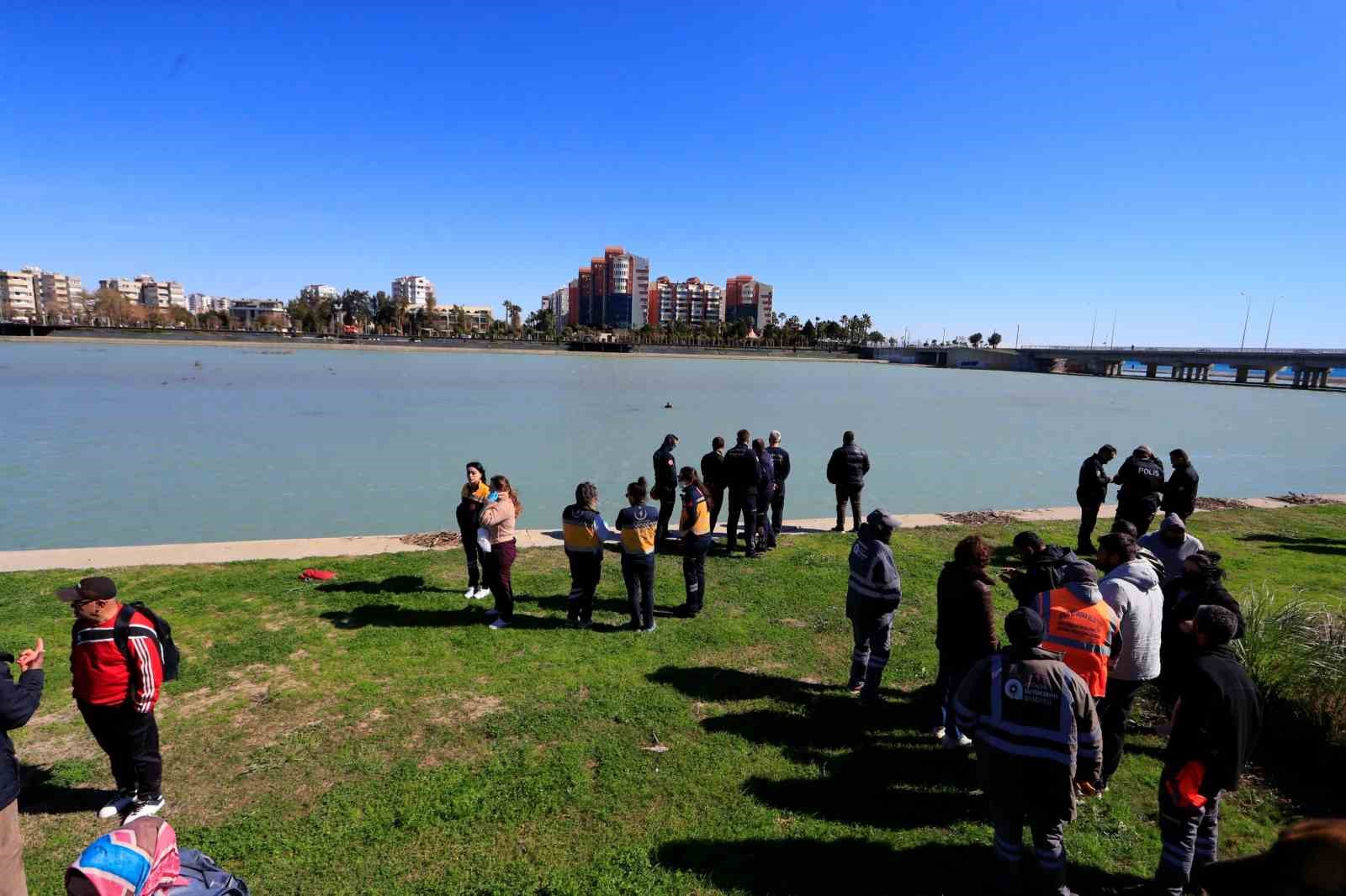 antalyada arkadaslarina kizan belediye calisaninin eylemine can simitli mudahale 3 dPz5vSpH