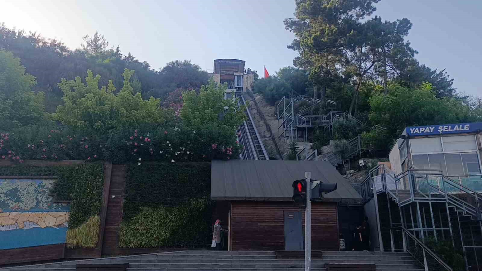 antalyada asansor panigi 5i turist 11 kisi mahsur kaldi 0 BhIfqr8v