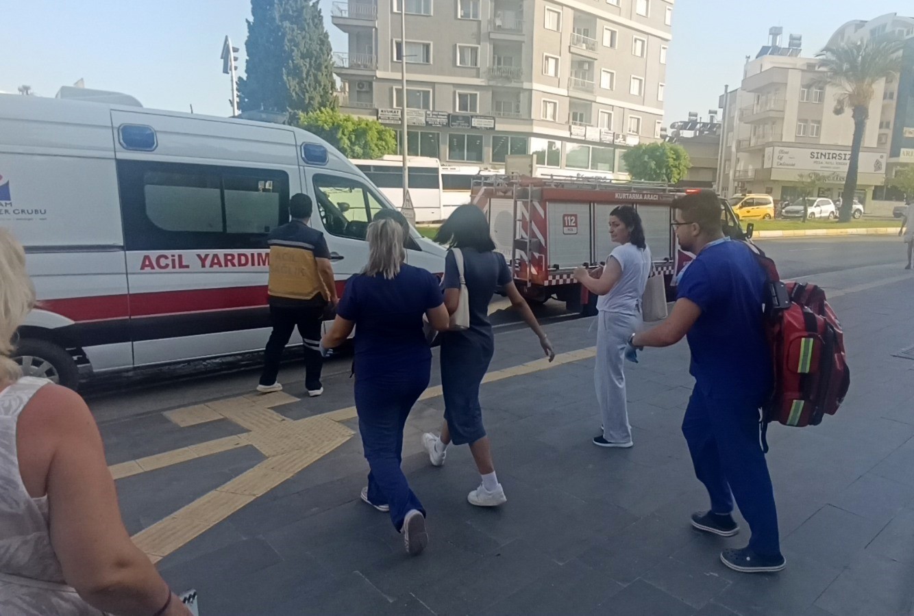 antalyada asansor panigi 5i turist 11 kisi mahsur kaldi 2