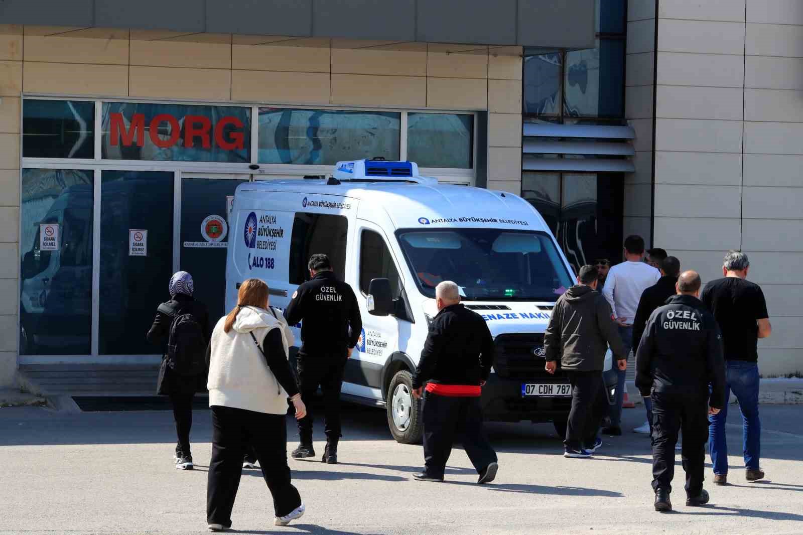 antalyada bariyerlere carpan motosikletli hayatini kaybetti 3 lD3gthzB