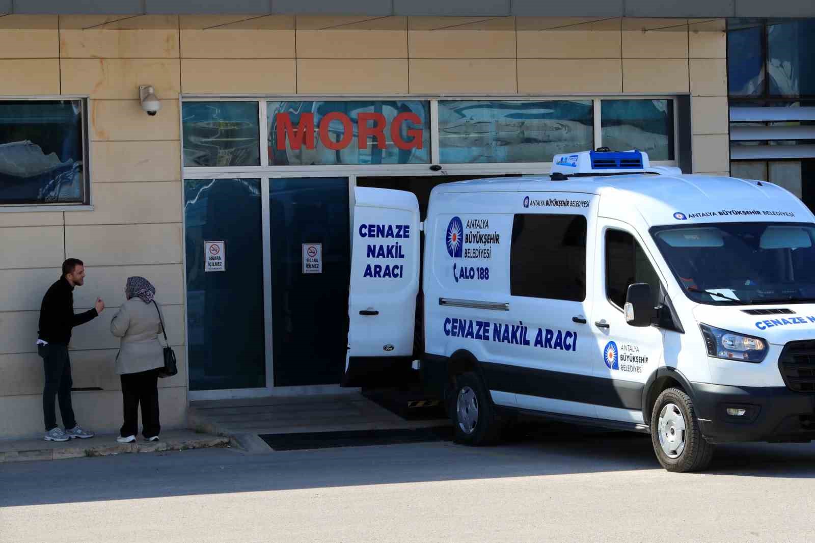 antalyada bariyerlere carpan motosikletli hayatini kaybetti 4